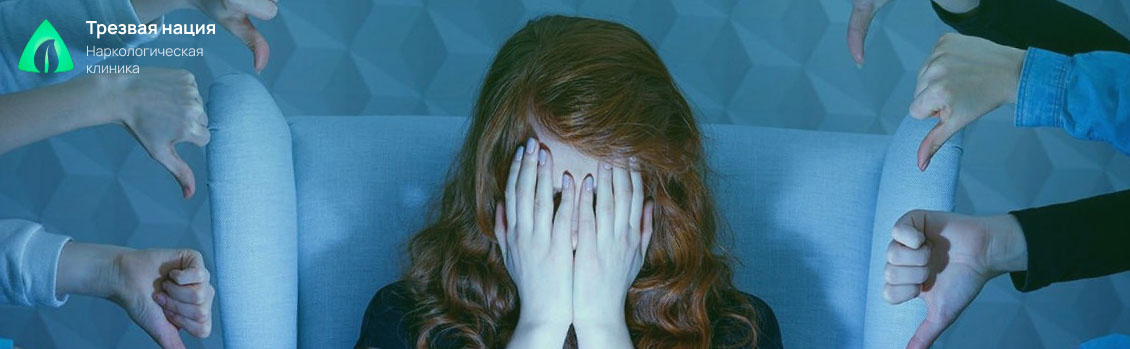 Девушка закрыла лицо руками